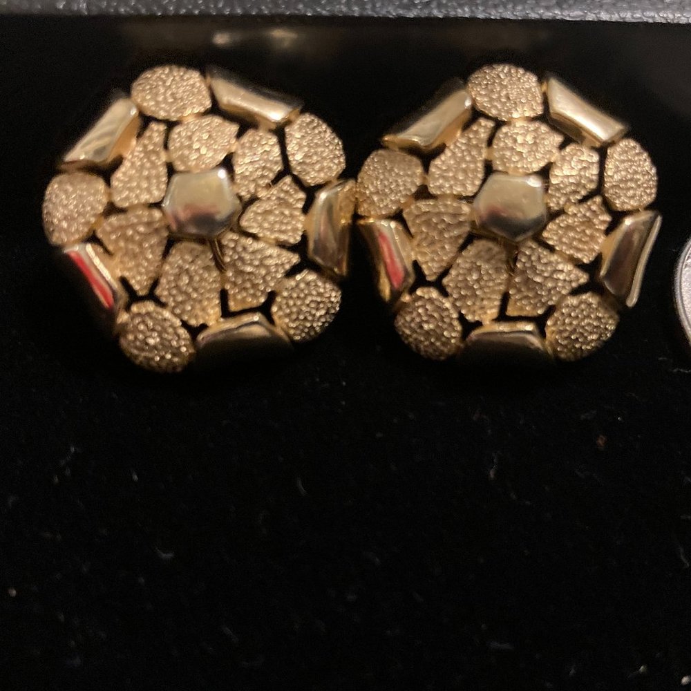 Vtg Trifari Gold Plated Floral Clip On Earrings